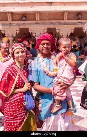 Barsana, Uttar Pradesh, Indien - März 2022: Portrait über indische Menschen mit Farbe auf dem Gesicht, das das bunte holi-Festival auf den Straßen feiert. Stockfoto