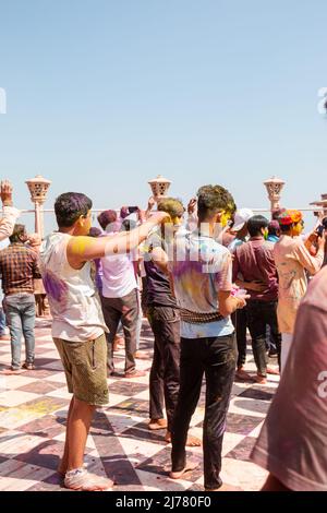 Barsana, Uttar Pradesh, Indien - März 2022: Portrait über indische Menschen mit Farbe auf dem Gesicht, das das bunte holi-Festival auf den Straßen feiert. Stockfoto