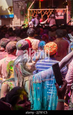 Barsana, Uttar Pradesh, Indien - März 2022: Portrait über indische Menschen mit Farbe auf dem Gesicht, das das bunte holi-Festival auf den Straßen feiert. Stockfoto