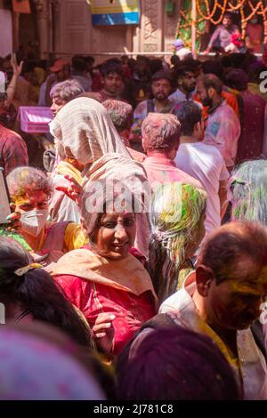 Barsana, Uttar Pradesh, Indien - März 2022: Portrait über indische Menschen mit Farbe auf dem Gesicht, das das bunte holi-Festival auf den Straßen feiert. Stockfoto