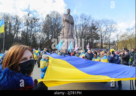 Ukrainer nehmen an dem Einheits-Marsch für die Ukraine in der Innenstadt von Lemberg Teil, inmitten einer Eskalation an der Ukraine-Russland-Grenze. Russland marschierte am 24. Februar 2022 in die Ukraine ein und löste damit den größten militärischen Angriff in Europa seit dem Zweiten Weltkrieg aus Stockfoto