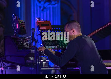 5. Mai 2022, Turin, Italien: Eurovision Off Davide ''BOOSTA'' Dileo - die Post Piano Session. Ein Piano-Post-Rock in der Mitte und rund um den prächtigen Ehrensaal der Palazzina di Caccia di Stupinigi, eine der spektakulärsten Juvarra-Erfindungen. (Bild: © Tonello Abozzi/Pacific Press via ZUMA Press Wire) Stockfoto