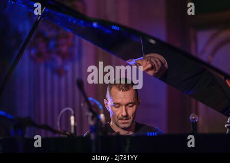 5. Mai 2022, Turin, Italien: Eurovision Off Davide ''BOOSTA'' Dileo - die Post Piano Session. Ein Piano-Post-Rock in der Mitte und rund um den prächtigen Ehrensaal der Palazzina di Caccia di Stupinigi, eine der spektakulärsten Juvarra-Erfindungen. (Bild: © Tonello Abozzi/Pacific Press via ZUMA Press Wire) Stockfoto