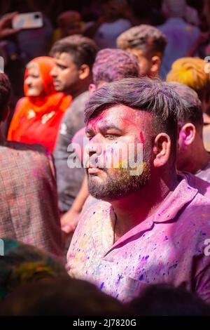 Barsana, Uttar Pradesh, Indien - März 2022: Portrait über indische Menschen mit Farbe auf dem Gesicht, das das bunte holi-Festival auf den Straßen feiert. Stockfoto