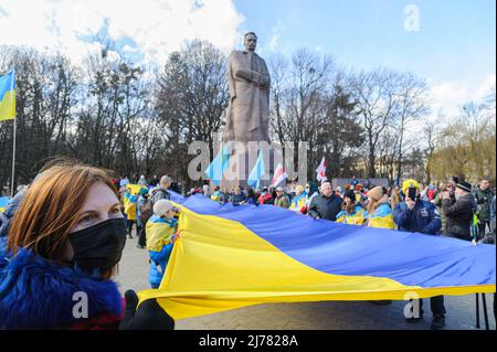 19. Februar 2022, Lviv, Ukraine: Ukrainer nehmen an dem Einheits-Marsch für die Ukraine im Zentrum von Lviv Teil, inmitten einer Eskalation an der Ukraine-Russland-Grenze. Russland marschierte am 24. Februar 2022 in die Ukraine ein und löste damit den größten militärischen Angriff in Europa seit dem Zweiten Weltkrieg aus (Bild: © Mykola Tys/SOPA Images via ZUMA Press Wire) Stockfoto