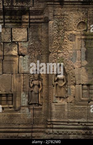 Relief von apsara-Figuren an der Wand von Banteay Preis Nokor, einem alten Tempel in Kampong Cham, Kambodscha. Stockfoto