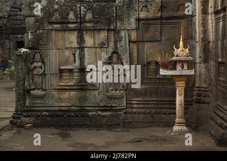 Relief von apsara-Figuren an der Wand von Banteay Preis Nokor, einem alten Tempel in Kampong Cham, Kambodscha. Stockfoto