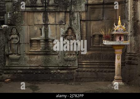 Relief von apsara-Figuren an der Wand von Banteay Preis Nokor, einem alten Tempel in Kampong Cham, Kambodscha. Stockfoto