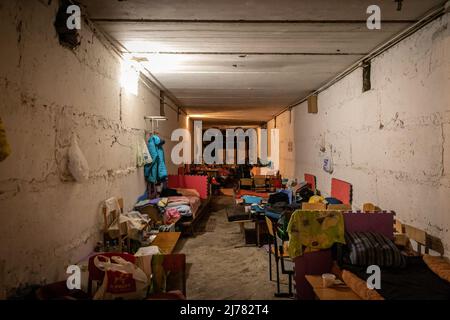 Innenansicht eines unterirdischen Bunkers einer Schule im Südosten von Charkiw, in dem heute etwa 100 Zivilisten, darunter Kinder, leben. Die Bürger in Charkiw wurden gezwungen, ein neues Leben im Untergrund in Bunkern ohne Strom und Wasser zu übernehmen, da die zweitgrößte Stadt in der Ukraine nun ständig von russischen Bombardierungen und Luftangriffen bedroht ist. (Foto von Alex Chan Tsz Yuk / SOPA Images/Sipa USA) Stockfoto