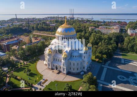 Blick auf die St. Nichola Naval Cathedral an einem warmen Augustmorgen (Luftaufnahme). Kronstadt, Russland Stockfoto