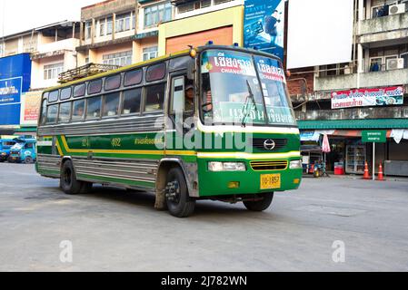 CHIANG RAI, THAILAND - 19. DEZEMBER 2018: Japanischer Bus 'Hino' auf der Strecke Chiang Rai - Chiang Saen (Goldenes Dreieck) am frühen Morgen Stockfoto