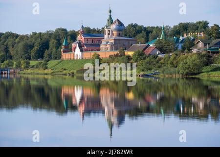 Blick auf das alte Kloster Staraya Ladoga St. Nicholk an einem Augustmorgen. Leningrad, Russland Stockfoto