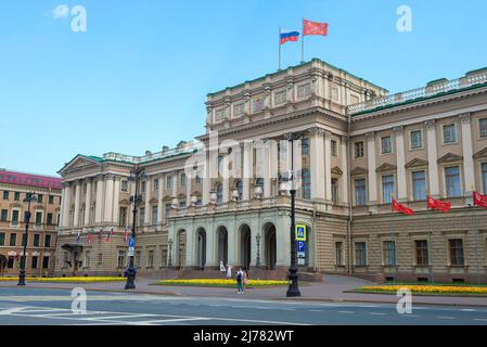 SANKT PETERSBURG, RUSSLAND - 19. JUNI 2020: Fassade des Mariinsky-Palastes (St. Petersburg Legislative Assembly) an einem Junimorgen Stockfoto