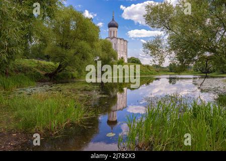 Kirche der Fürbitte auf dem Nerl in der Augustlandschaft. Bogolyubowo, Goldener Ring Russlands Stockfoto