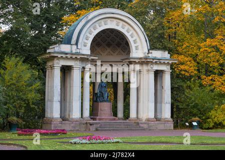 PAVLOVSK, RUSSLAND - 28. SEPTEMBER 2020: Pavillon Rossi (Denkmal der Kaiserin Maria Feodorovna) an einem bewölkten Septembertag. Pavlovsky Palace Park Stockfoto