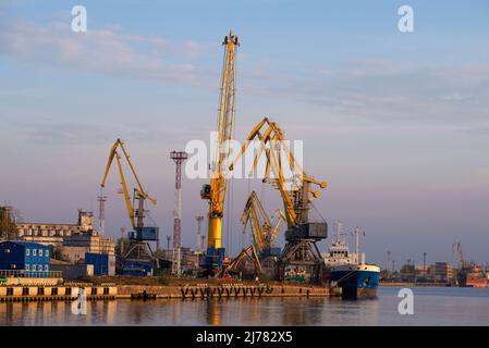 WYBORG, RUSSLAND - 03. OKTOBER 2020: Abend im Wyborger Handelshafen. Leningrad Stockfoto