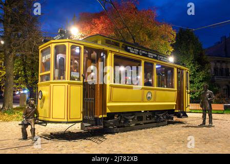 VYBORG, RUSSLAND - 03. OKTOBER 2020: Alte Straßenbahn-Café Nahaufnahme an einer Oktobernacht Stockfoto