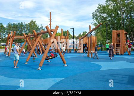 KRONSTADT, RUSSLAND - 11. AUGUST 2021: Auf dem Spielplatz im Stadtpark 'Insel der Festungen' an einem Augusttag Stockfoto