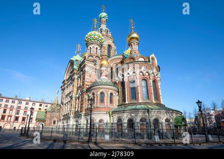 Die alte Kathedrale der Auferstehung Christi (Retter auf vergossenen Blut) an einem sonnigen Aprilmorgen. Sankt Petersburg, Russland Stockfoto