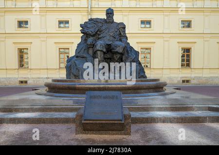 GATCHINA, RUSSLAND - 28. APRIL 2022: Denkmal für den russischen Kaiser Alexander III. Im Hof des Gatchina-Palastes Stockfoto