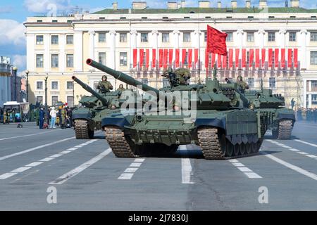 PETERSBURG, RUSSLAND - 28. APRIL 2022: Russische Panzer T-72B3 auf dem Palastplatz. Generalprobe der Militärparade zu Ehren des Siegestages Stockfoto