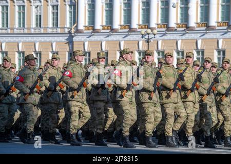 ST. PETERSBURG, RUSSLAND - 28. APRIL 2022: Kadetten einer der Militärschulen bei der Generalprobe der Parade zu Ehren des Siegestages Stockfoto