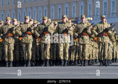 ST. PETERSBURG, RUSSLAND - 28. APRIL 20221: Kadetten einer der Militärschulen von St. Petersburg in den Reihen. Generalprobe der Militärparade in Ho Stockfoto