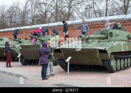 KRONSTADT, RUSSLAND - 01. MAI 2022: Kinder spielen im Patriot Park an militärischer Ausrüstung Stockfoto