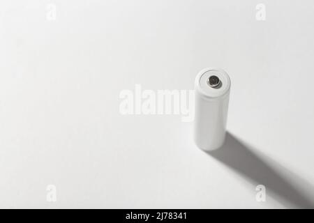 AA-Alkali-Mangan-Batterie auf weißem Hintergrund. Akkumulator. Platz für Text. Stockfoto