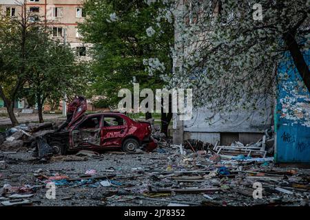 28. April 2022, Charkiw, Charkiw'ka Oblast'', Ukraine: Ein Auto, das durch russische Artillerieangriffe zerstört wurde, ist in Saltiwka, nordöstlich von Charkiw, zu sehen. Während Russland seine Truppen neu versorgt und die Offensive auf den östlichen Teil der Ukraine konzentriert hat, steht Charkow, die zweitgrößte Stadt der Ukraine, nun unter ständiger Bedrohung durch russische Bombardierungen und Luftangriffe. (Bild: © Alex Chan Tsz Yuk/SOPA Images via ZUMA Press Wire) Stockfoto