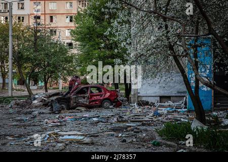 28. April 2022, Charkiw, Charkiw'ka Oblast'', Ukraine: Ein Auto, das durch russischen Beschuss zerstört wurde, ist in Saltivka, nordöstlich von Charkiw, zu sehen. Während Russland seine Truppen neu versorgt und die Offensive auf den östlichen Teil der Ukraine konzentriert hat, steht Charkow, die zweitgrößte Stadt der Ukraine, nun unter ständiger Bedrohung durch russische Bombardierungen und Luftangriffe. (Bild: © Alex Chan Tsz Yuk/SOPA Images via ZUMA Press Wire) Stockfoto