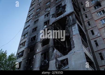 28. April 2022, Charkiw, Charkiw'ka Oblast'', Ukraine: In Saltiwka, nordöstlich von Charkiw, ist ein massives Loch in einem Wohngebäude zu sehen, das durch russischen Beschuss verursacht wurde. Während Russland seine Truppen neu versorgt und die Offensive auf den östlichen Teil der Ukraine konzentriert hat, steht Charkow, die zweitgrößte Stadt der Ukraine, nun unter ständiger Bedrohung durch russische Bombardierungen und Luftangriffe. (Bild: © Alex Chan Tsz Yuk/SOPA Images via ZUMA Press Wire) Stockfoto