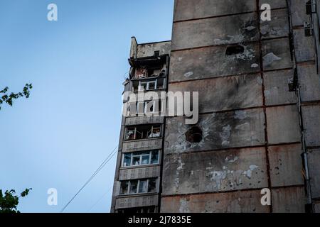 28. April 2022, Charkiw, Charkiw'ka Oblast'', Ukraine: In Saltivka, nordöstlich von Charkiw, sind Löcher in einem Wohngebäude zu sehen, die durch russischen Beschuss verursacht wurden. Während Russland seine Truppen neu versorgt und die Offensive auf den östlichen Teil der Ukraine konzentriert hat, steht Charkow, die zweitgrößte Stadt der Ukraine, nun unter ständiger Bedrohung durch russische Bombardierungen und Luftangriffe. (Bild: © Alex Chan Tsz Yuk/SOPA Images via ZUMA Press Wire) Stockfoto