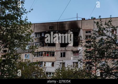 28. April 2022, Charkiw, Charkiw'ka Oblast'', Ukraine: Wohnungen, die durch russische Artillerieangriffe zerstört wurden, sind in Saltivka, nordöstlich von Charkiw, zu sehen. Während Russland seine Truppen neu versorgt und die Offensive auf den östlichen Teil der Ukraine konzentriert hat, steht Charkow, die zweitgrößte Stadt der Ukraine, nun unter ständiger Bedrohung durch russische Bombardierungen und Luftangriffe. (Bild: © Alex Chan Tsz Yuk/SOPA Images via ZUMA Press Wire) Stockfoto