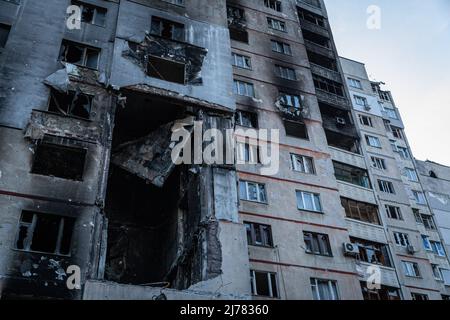 28. April 2022, Charkiw, Charkiw'ka Oblast'', Ukraine: Ein massives Loch in einem zerstörten Wohngebäude, das durch russischen Beschuss verursacht wurde, ist in Saltiwka, nordöstlich von Charkiw, Ukraine, zu sehen. Während Russland seine Truppen neu versorgt und die Offensive auf den östlichen Teil der Ukraine konzentriert hat, steht Charkow, die zweitgrößte Stadt der Ukraine, nun unter ständiger Bedrohung durch russische Bombardierungen und Luftangriffe. (Bild: © Alex Chan Tsz Yuk/SOPA Images via ZUMA Press Wire) Stockfoto