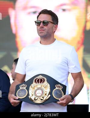 Las Vegas, Usa. 06.. Mai 2022. LAS VEGAS, NV - 6. MAI: Boxpromoter Eddie Hearn hält den WBA World Light Heavyweight Championship-Gürtel bei der offiziellen Einwaage für den Canelo-Bivol-Kampf in der T-Mobile Arena am 6. Mai 2022 in Las Vegas, Nevada.die Kämpfer treffen sich am 7. Mai in Las Vegas in einem WBA World Light Heavyweight 175-Pfund-Titelkampf. (Foto von Alejandro Salazar/PxImages) Credit: Px Images/Alamy Live News Stockfoto