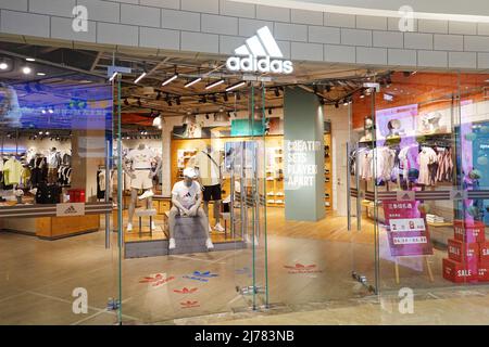 29. April 2022, Changzhou, Jiangsu, China: Ein Adidas-Store wurde in Changzhou eröffnet. (Bild: © Sheldon Cooper/SOPA Images via ZUMA Press Wire) Stockfoto