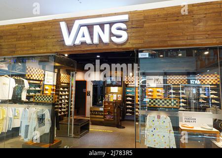 29. April 2022, Changzhou, Jiangsu, China: In Changzhou werden die Bekleidungsgeschäfte für Lieferwagen geöffnet. (Bild: © Sheldon Cooper/SOPA Images via ZUMA Press Wire) Stockfoto