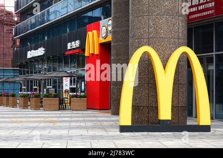 29. April 2022, Changzhou, Jiangsu, China: Ein riesiges McDonald's-Logo, das in Changzhou zu sehen ist. (Bild: © Sheldon Cooper/SOPA Images via ZUMA Press Wire) Stockfoto