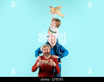 Vatertag. Kind hat Spaß mit Spielzeug Flugzeug. Männer Generation Familie mit verschiedenen Generationen Alter Großvater Vater und Sohn. Stockfoto