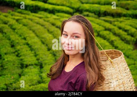 Tourist caicasian Frau mit Strohkorb in Indien Munnar Kerala Plantagen Stockfoto