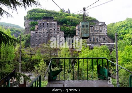 Alte industrielle Seilbahn-Kabine in Chiatura Bergarbeiterstadt, Georgien Stockfoto