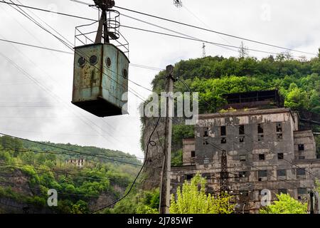 Alte industrielle Seilbahn-Kabine in Chiatura Bergarbeiterstadt, Georgien Stockfoto
