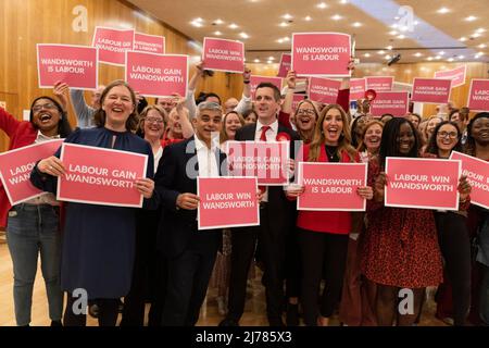 Wandsworth, Southwest London, Großbritannien. 6. Mai 2022. Sadiq Khan mit dem Parlamentsabgeordneten von Dr. Rosena Allin-Khan, Simon Hogg und Joyful Labour-Ratsmitgliedern und -Aktivisten feiern, dass der Labour-Kandidat Simon Hogg vor Ravi Govindia, dem Konservativen, den Sitz des Wandsworth-Rates gewinnt.das erste Mal wurde der Wandsworth-Rat seit 40 Jahren von Labour abgehalten. Kredit: Jeff Gilbert/Alamy Live Nachrichten Stockfoto