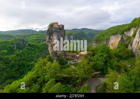 Georgien, Kaukasus, Imereti-Region, Katskhi-Säulen-Kirche, man's Kloster in der Nähe des Dorfes Katskhi. Stockfoto