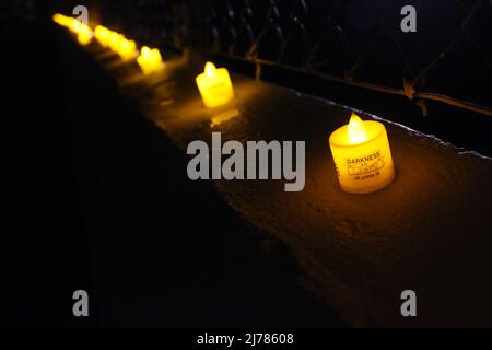 Bantry, West Cork, Irland, 7.. Mai 2022. Heute Morgen nahmen Menschen im ganzen Land an der Initiative „Dunkelheit ins Licht“ Teil, die darauf abzielt, Menschen, die von Selbstmord und Selbstschaden betroffen sind, Hoffnung zu schenken. Kredit: Karlis Dzjamko/Alamy Live Nachrichten Stockfoto