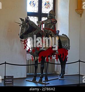 Eine Ausstellung eines mittelalterlichen Ritters in Rüstung auf einem Pferd in Rüstung Stockfoto