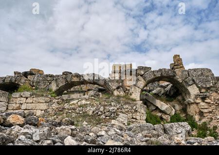 Aizanoi Antike griechische Stadt, antike griechische Ruinen und Überreste in einem niedrigen Winkel auf der griechischen Theaterseite. Stockfoto