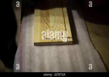 Vorstand in der Werkstatt. Unbemaltes Holz. Natürliches Material. Details der Möbelkreation. Tischlerei. Stockfoto