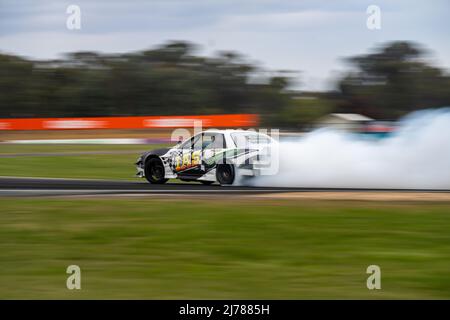 Benalla, Victoria, Australien. 7. Mai 2022. Das IAS-Auto driftet mitten im Übergang in den Motorsport News Esses auf dem Winton Motor Raceway Credit: James Forrester/Alamy Live News Stockfoto